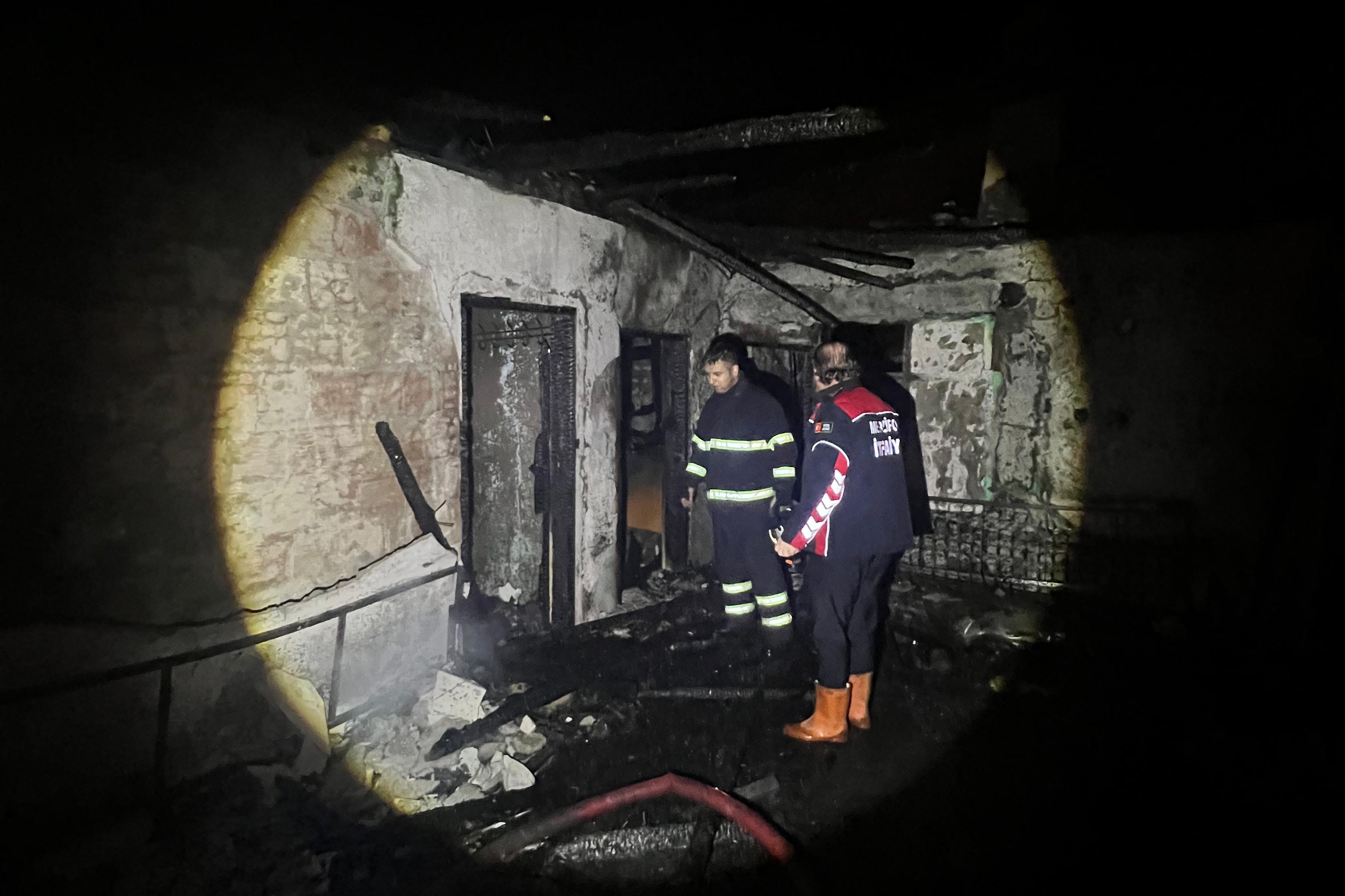 Koyde Korkunc Gece Alevlerin Sardigi Ahsap Evde Ninesini Kurtaramadi (4)