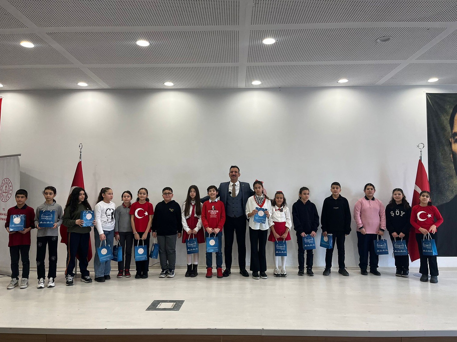 Kulaya Buyuk Gurur Istiklal Marsini Guzel Okuma Yarismasinda Il Birinciligi (2)