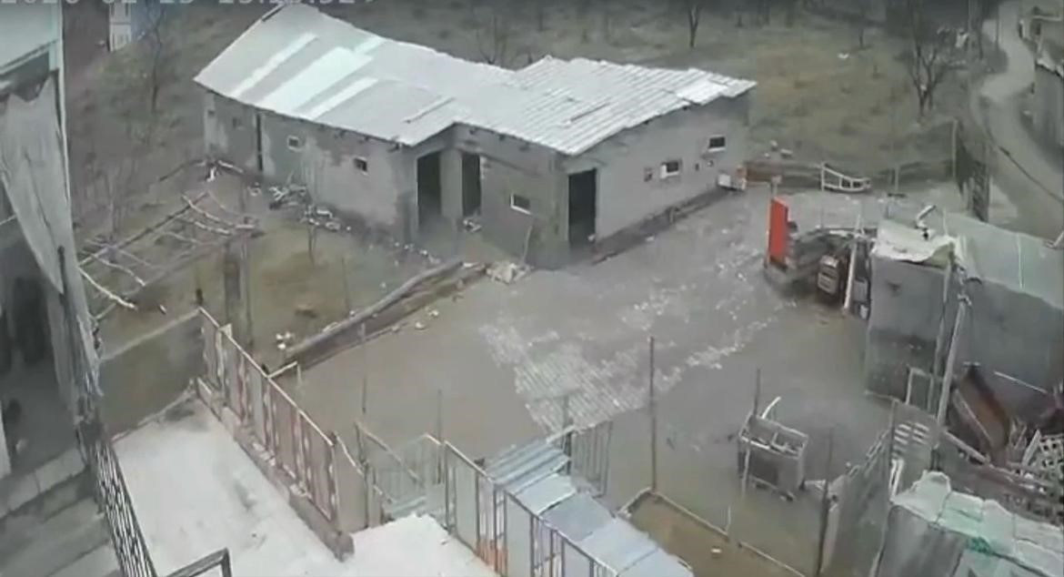 Kuvvetli Rüzgâr Felakete Yol Açtı 12 Koyun Telef Oldu, Çatılar Savruldu (7)