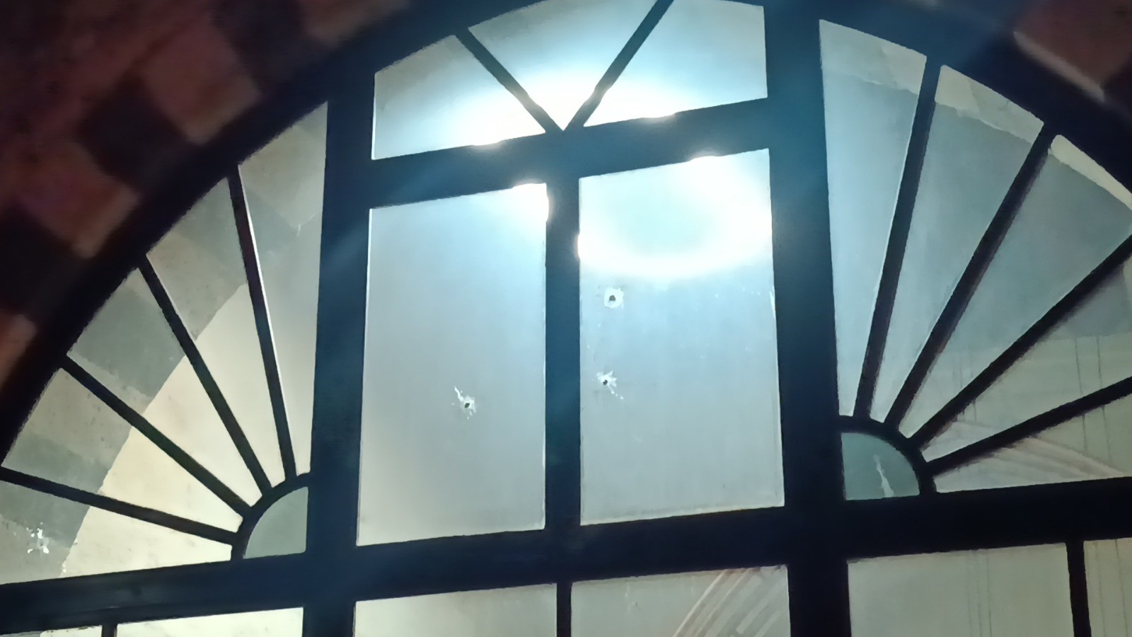 Lüks Mekana Silahlı Saldırı! Hareket Halindeki Araçtan Kurşun Yağdı (2)