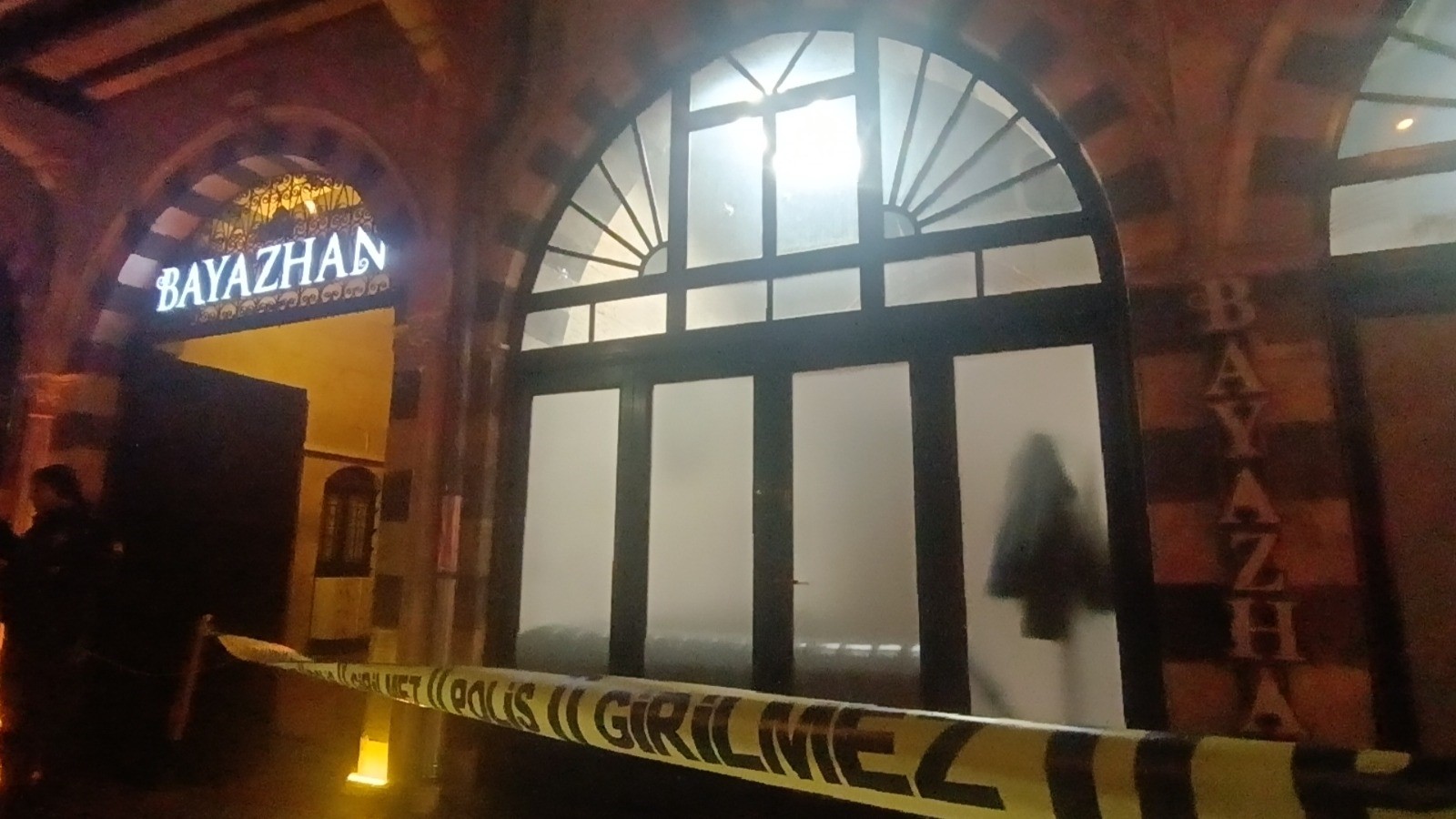 Lüks Mekana Silahlı Saldırı! Hareket Halindeki Araçtan Kurşun Yağdı (4)