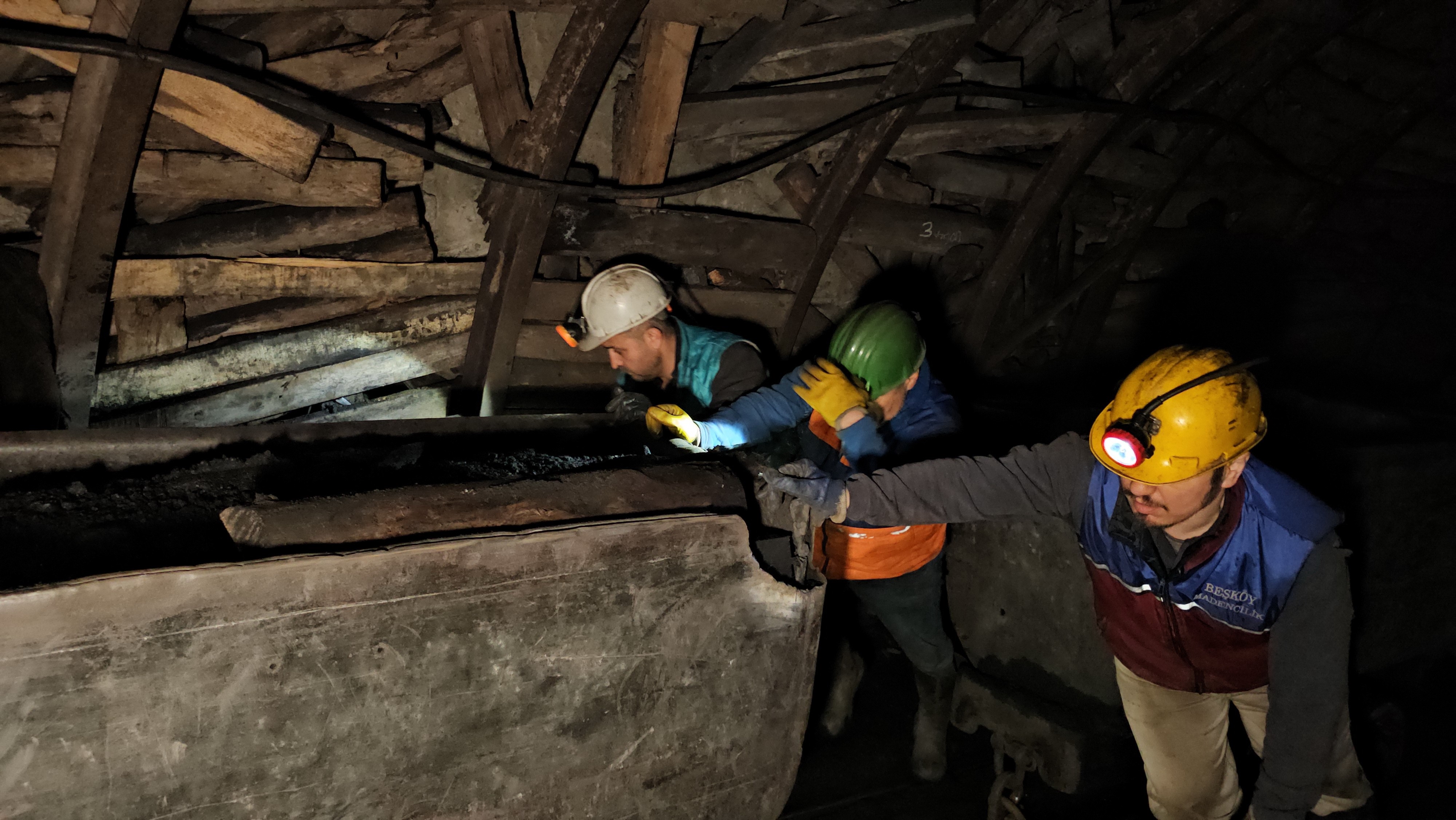 Madencilerin Ramazan Mesaisi Yerin 120 Metre Altinda Sahur Yapip Duayla Oruca Niyetlen (3)