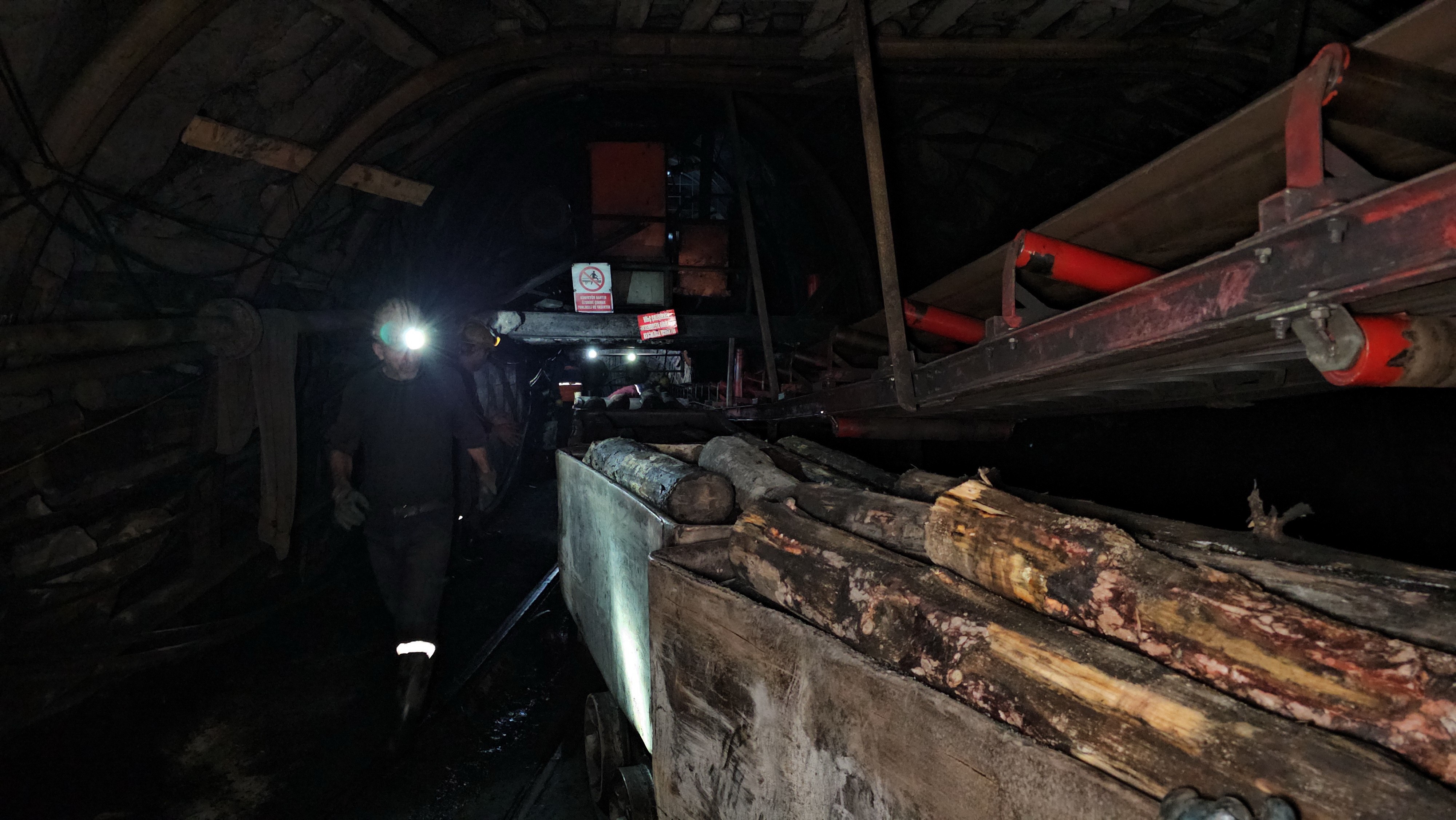 Madencilerin Ramazan Mesaisi Yerin 120 Metre Altinda Sahur Yapip Duayla Oruca Niyetlen (4)