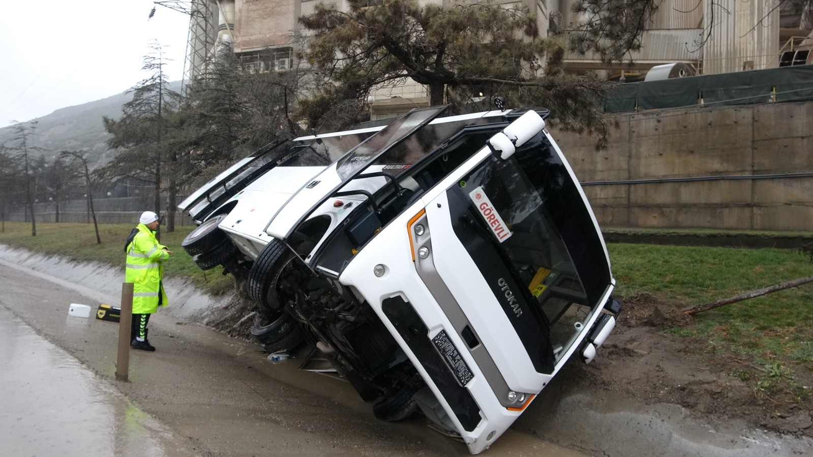 Mahkumları Taşıyan Minibüs Devrildi Mahkumlar Ve Jandarmalar Yaralandı (3)