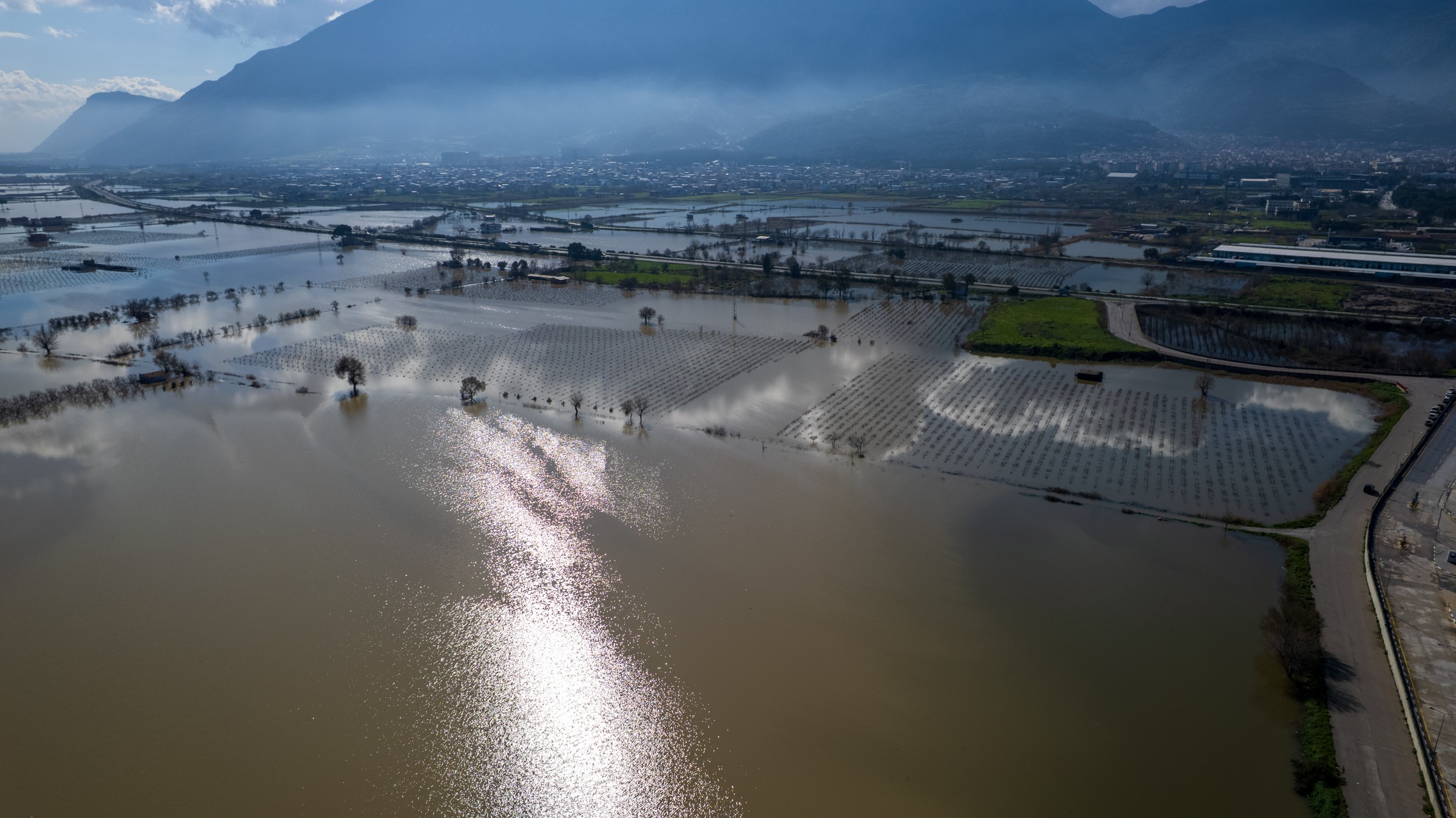 Manisa Alarm Veriyor Gediz Tasti Bag Evleri Sular Altinda (5)