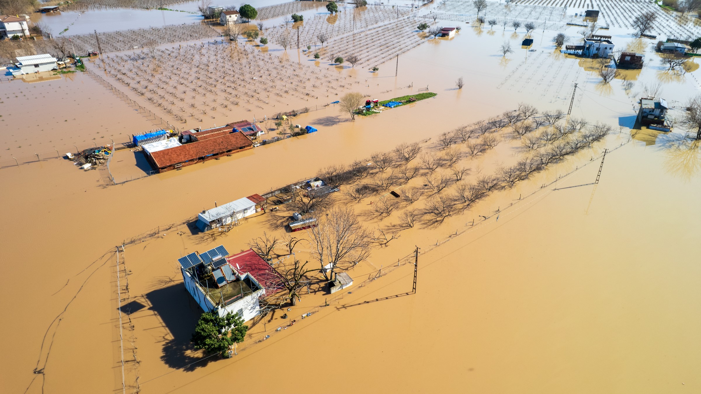 Manisa Alarm Veriyor Gediz Tasti Bag Evleri Sular Altinda (6)