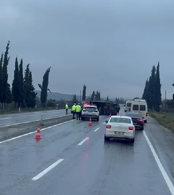 Manisa Denizli Yolunda Dehset Anlari Portakal Yuklu Kamyon Refuje Devrildi (2)