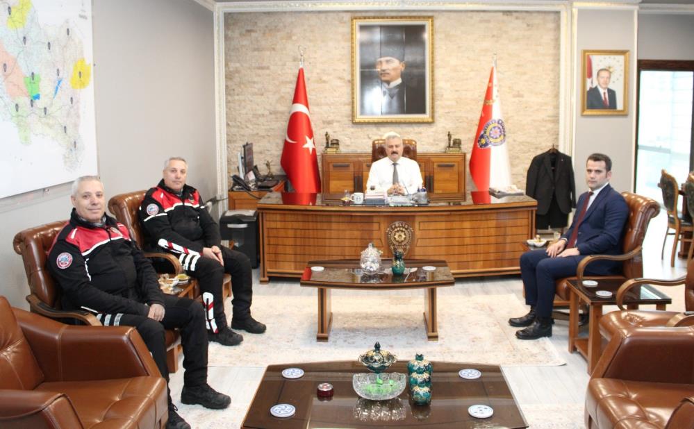 Manisada Duygulandiran Veda Ikiz Polisler 33 Yillik Gorevlerine Nokta Koydu (4)