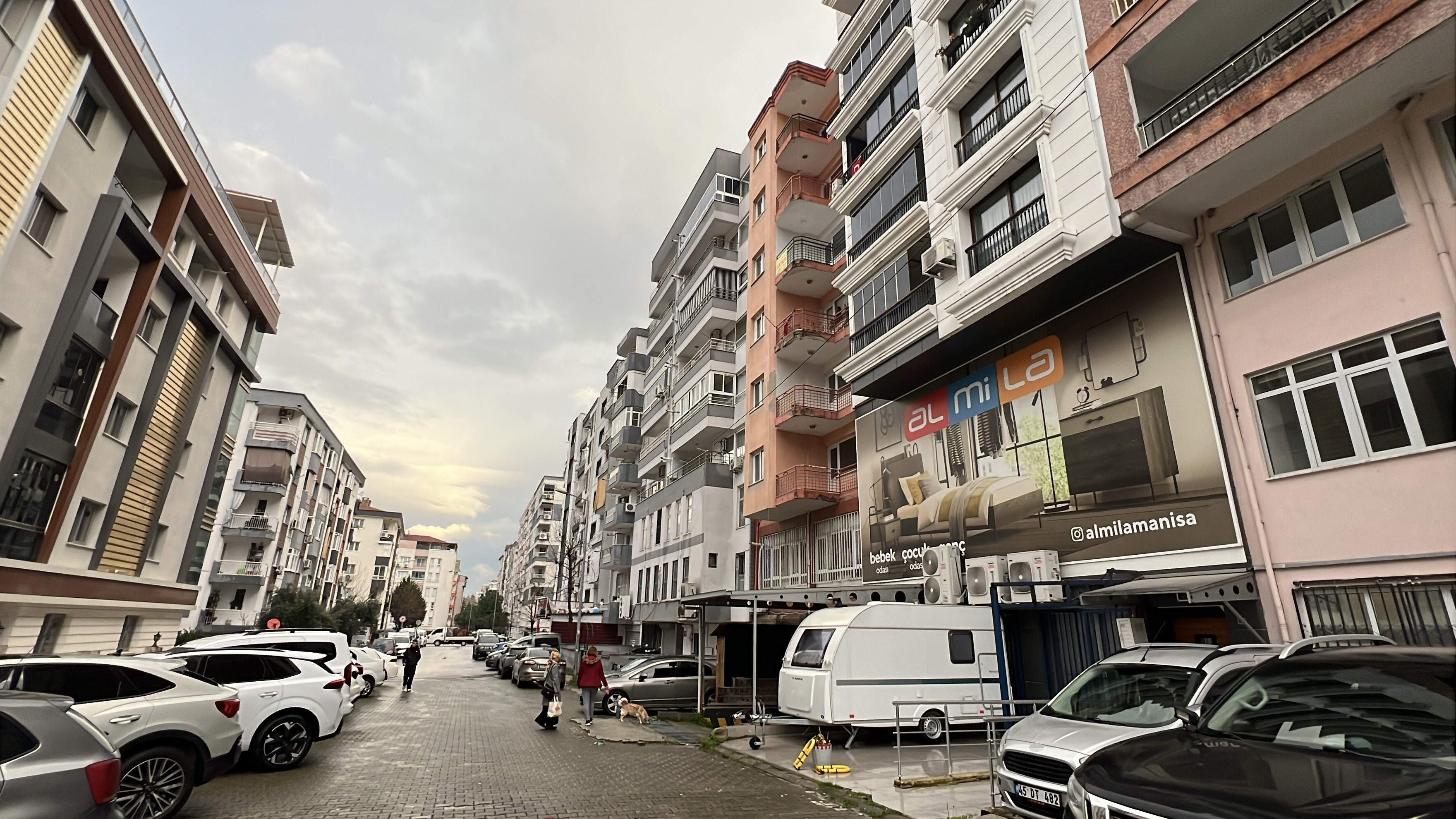 Manisada Gece Yarisi Dehset Apartman Otoparki Onunde Canina Kiydi (3)