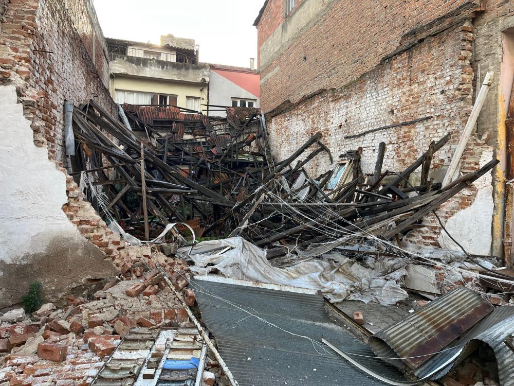 Manisada Saganak Sonrasi Metruk Bina Coktu Park Halindeki Otomobil Hurdaya Dondu (1)