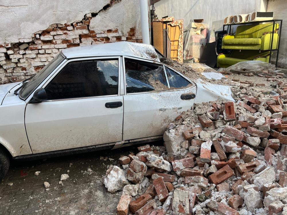 Manisada Saganak Sonrasi Metruk Bina Coktu Park Halindeki Otomobil Hurdaya Dondu (3)