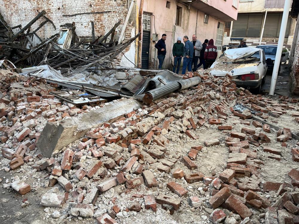 Manisada Saganak Sonrasi Metruk Bina Coktu Park Halindeki Otomobil Hurdaya Dondu (5)