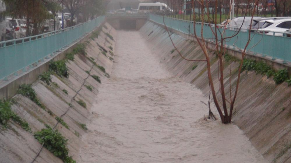 Manisada Saganak Yagis Etkili Oldu 3 (2)