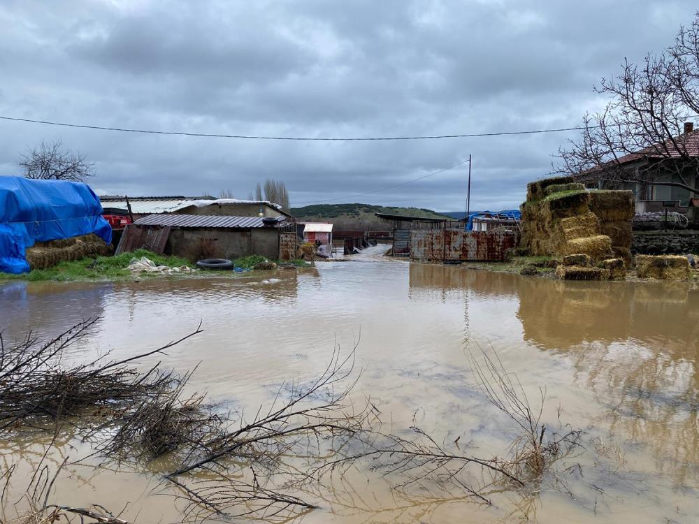 Manisada Saganak Yagis Taskina Donustu (2)