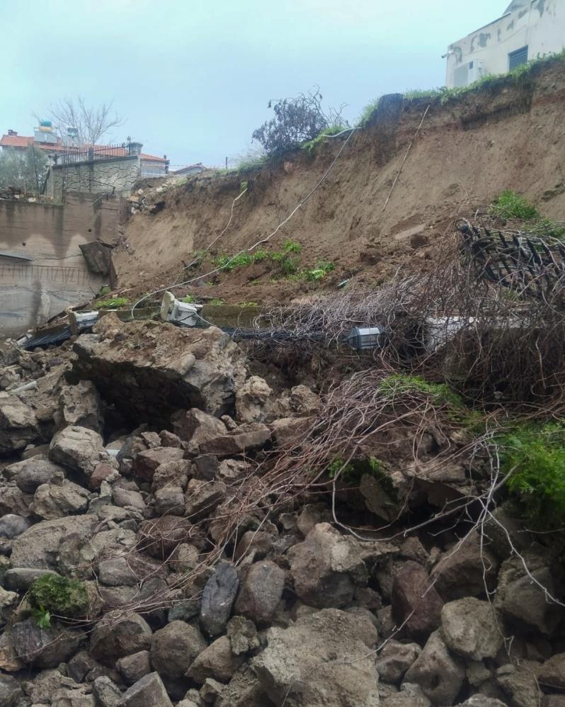 Manisada Saganak Yagmur Istinat Duvarini Yikti Ogrenciler Dersteydi (2)