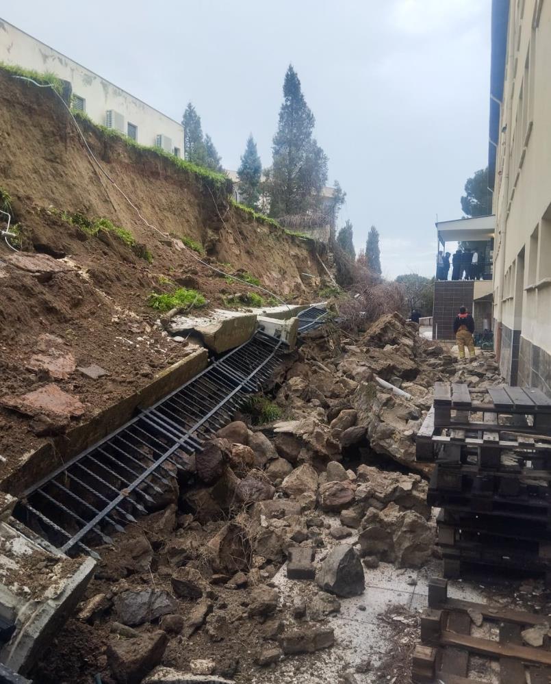 Manisada Saganak Yagmur Istinat Duvarini Yikti Ogrenciler Dersteydi (3)