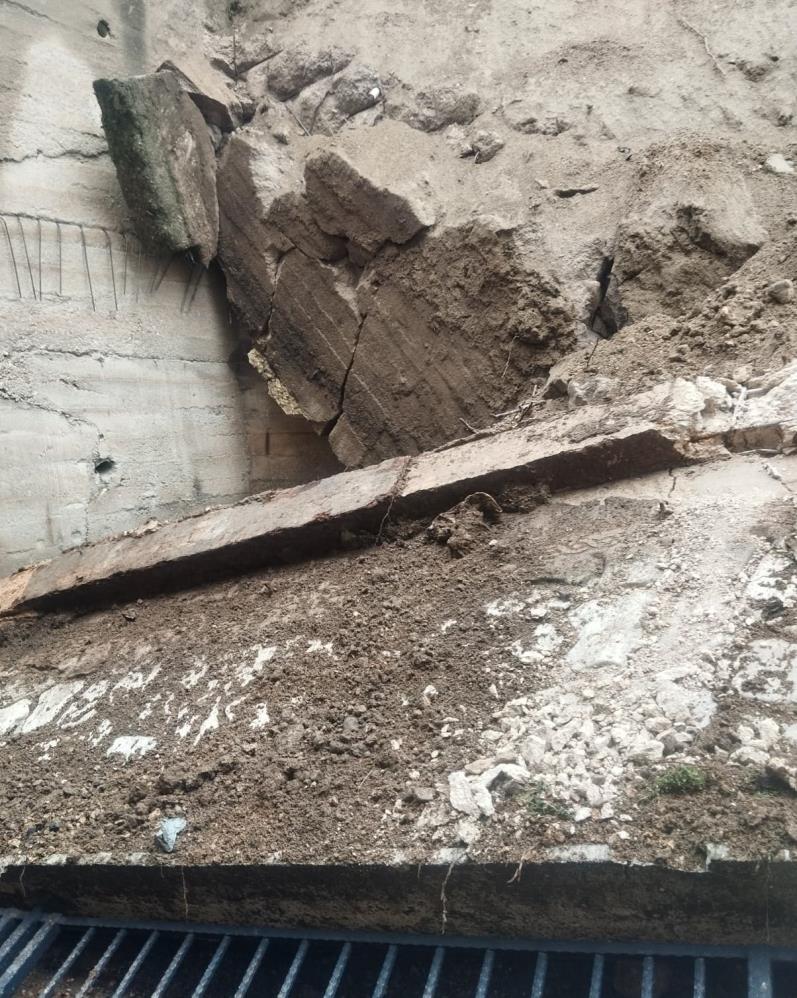 Manisada Saganak Yagmur Istinat Duvarini Yikti Ogrenciler Dersteydi (4)