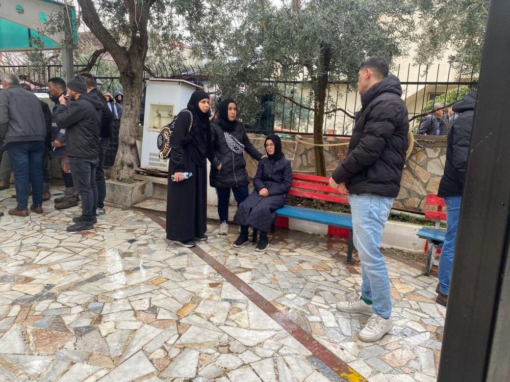 Manisa’nın Alaşehir Ilçesinde Halı Sahada Geçirdiği Kalp Krizi Sonrası Hayatını Kaybeden Matematik Öğretmeni Vedat Sarıçam, Düzenlenen Cenaze Töreniyle Gözyaşları Arasında Toprağa Verildi (3)