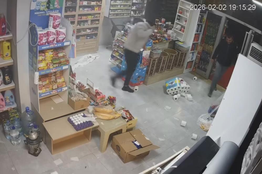 Marketin Ortasinda Bomba Gibi Patladi O Anlar Kamerada (2)