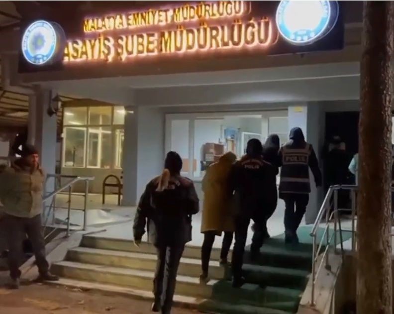 Masaj Salonlarına Şok Baskın! Fuhuş Ağı Çökertildi, 3 Tutuklama (2)