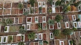 Mezarlikta Tuyler Urperten Olay Yakinlarini Ziyarete Gittiler Ama Bulamadilar (3)