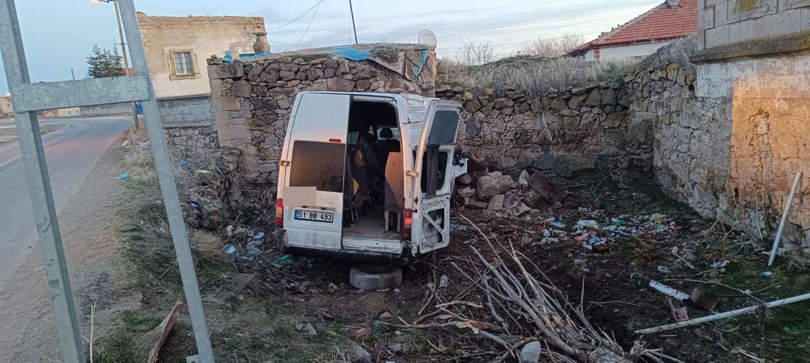 Minibüs Bahçe Duvarına Çarptı, Işçiler Yola Savruldu! Çok Sayıda Yaralı Var (2)