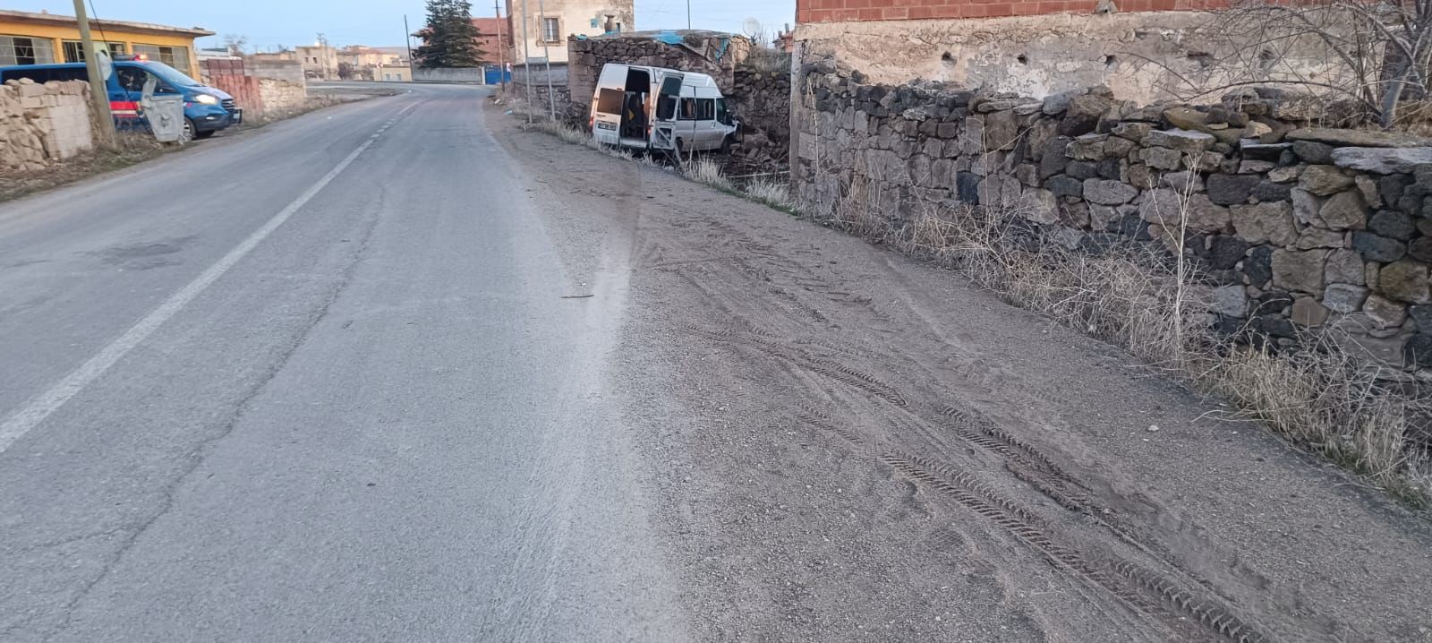 Minibüs Bahçe Duvarına Çarptı, Işçiler Yola Savruldu! Çok Sayıda Yaralı Var (3)
