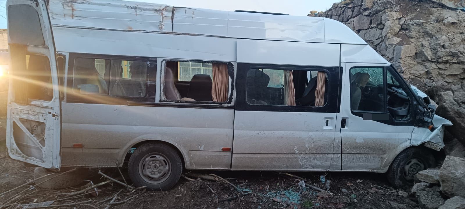 Minibüs Bahçe Duvarına Çarptı, Işçiler Yola Savruldu! Çok Sayıda Yaralı Var (4)