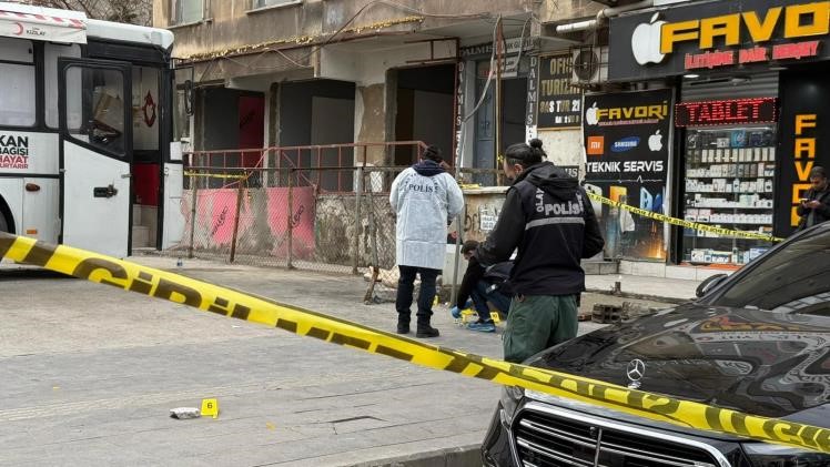 Müteahhit Ile Emlakçı Arasında Kanlı Hesaplaşma! Silahlı Kavga Anı Ortaya Çıktı (5)