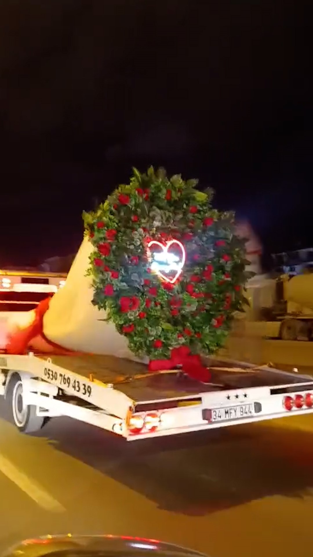 O Anı Görenler Gözlerine Inanamadı! Oto Kurtarıcıdan Ezber Bozan Evlilik Teklifi (2)