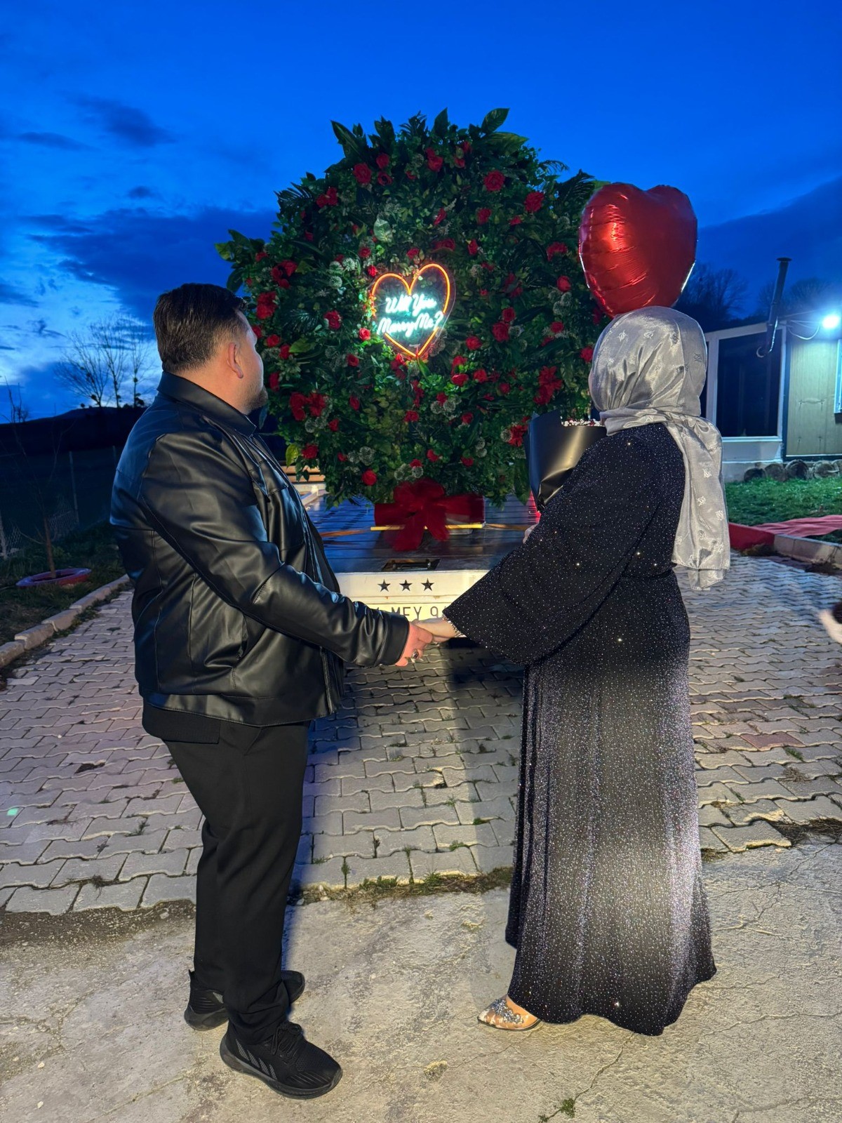 O Anı Görenler Gözlerine Inanamadı! Oto Kurtarıcıdan Ezber Bozan Evlilik Teklifi (4)