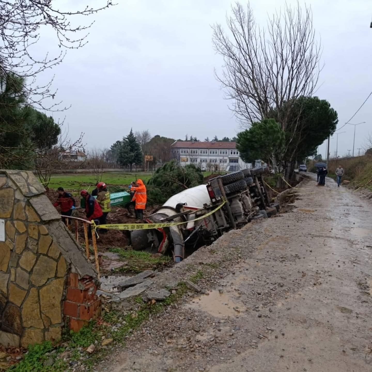 Okul Bahcesinde Feci Kaza Devrilen Agaclarin Altinda Kalan Isci Can Verdi (2)
