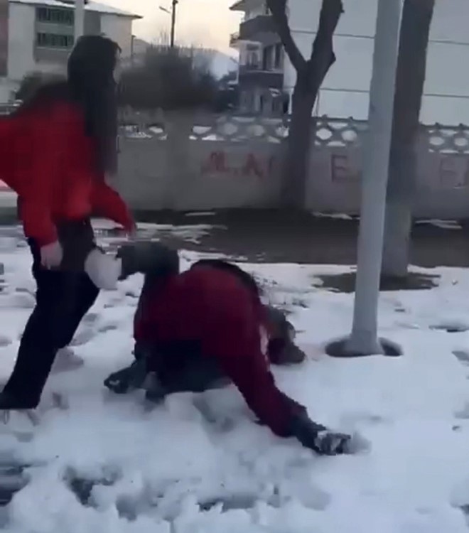 Okul Cikisi Pusu Kurup Parka Suruklediler Saclarindan Surukleyip Bir De Kayda Aldilar (2)