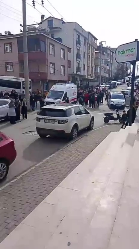 Okul Önünde Acı Ölüm! Birinci Sınıf Öğrencisi Servis Aracının Altında Can Verdi (3)