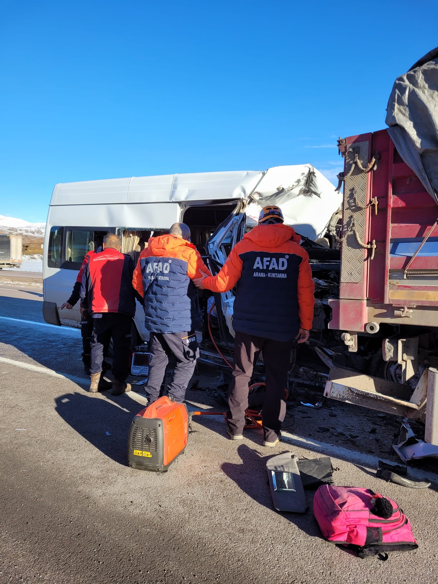 Okul Yolu Mezar Oldu! Öğrenci Servis Tırın Altına Girdi; 1 Ölü, 7 Yaralı (2)