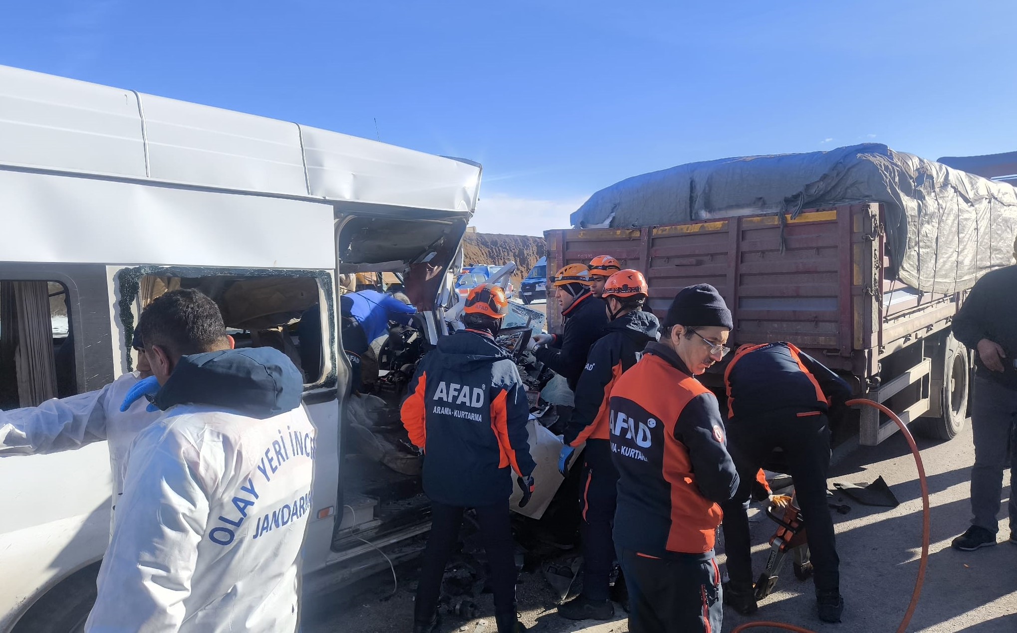 Okul Yolu Mezar Oldu! Öğrenci Servis Tırın Altına Girdi; 1 Ölü, 7 Yaralı (3)