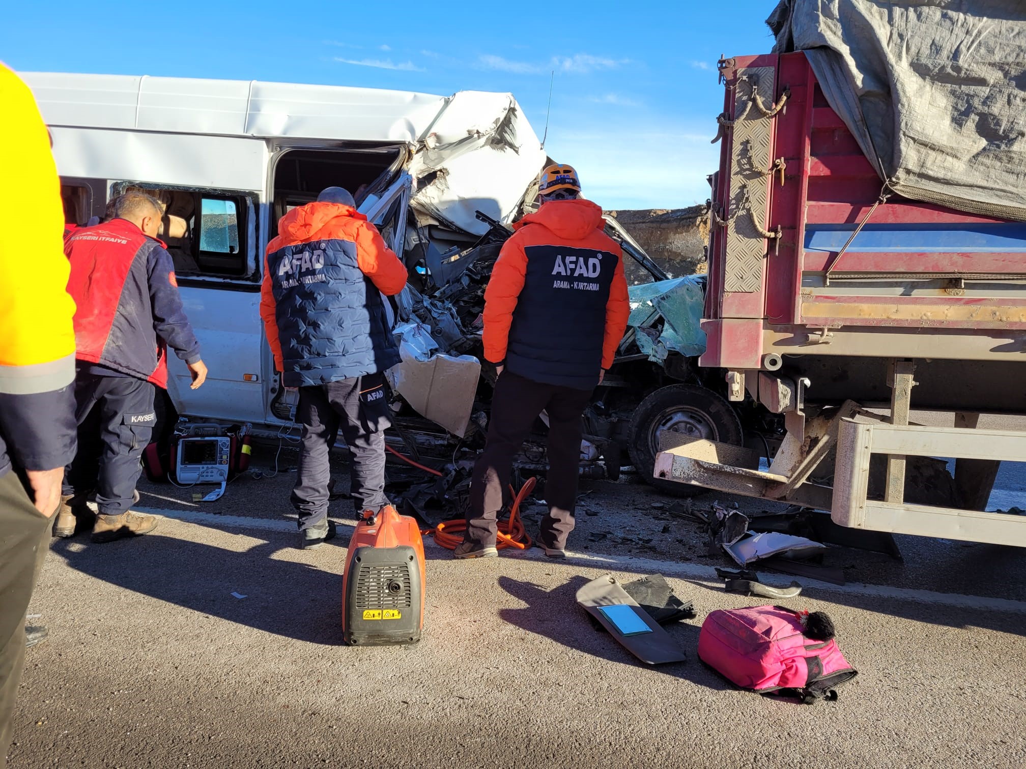 Okul Yolu Mezar Oldu! Öğrenci Servis Tırın Altına Girdi; 1 Ölü, 7 Yaralı (4)