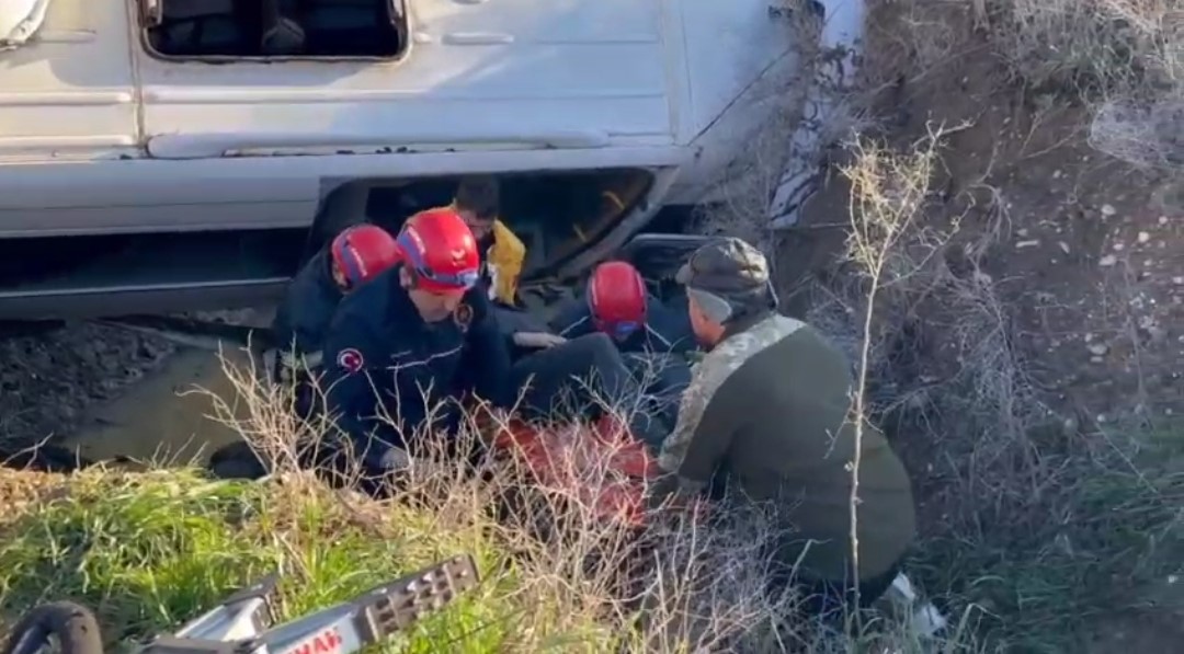 Okul Yolunda Facia! Şarampole Uçan Araçta 2’Si Ağır 9 Yaralı (2)