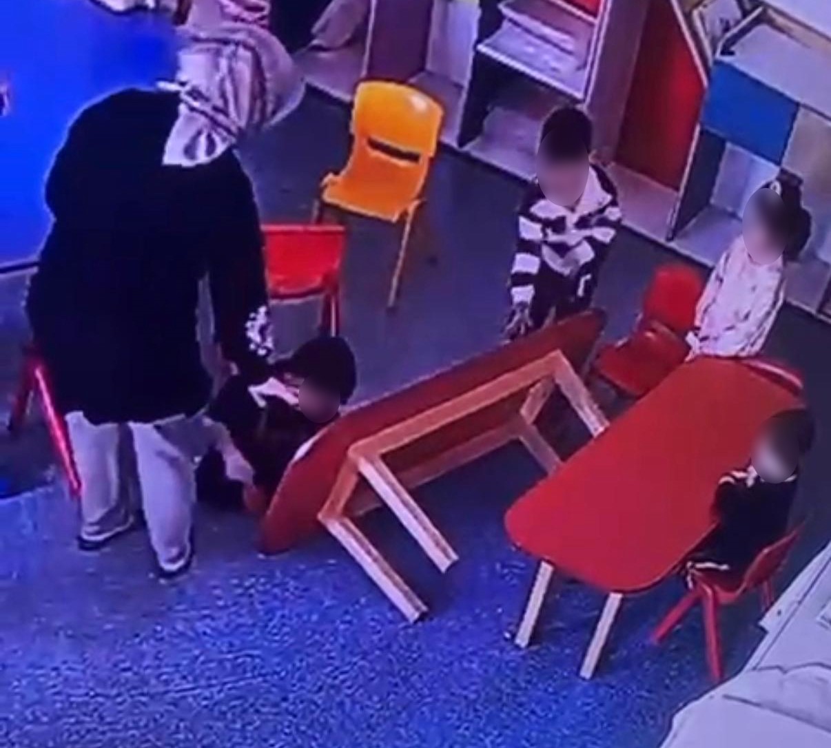 Okulda Korkunç Ihmal Devrilen Masa Küçük Çocuğun Parmaklarını Ezdi (4)
