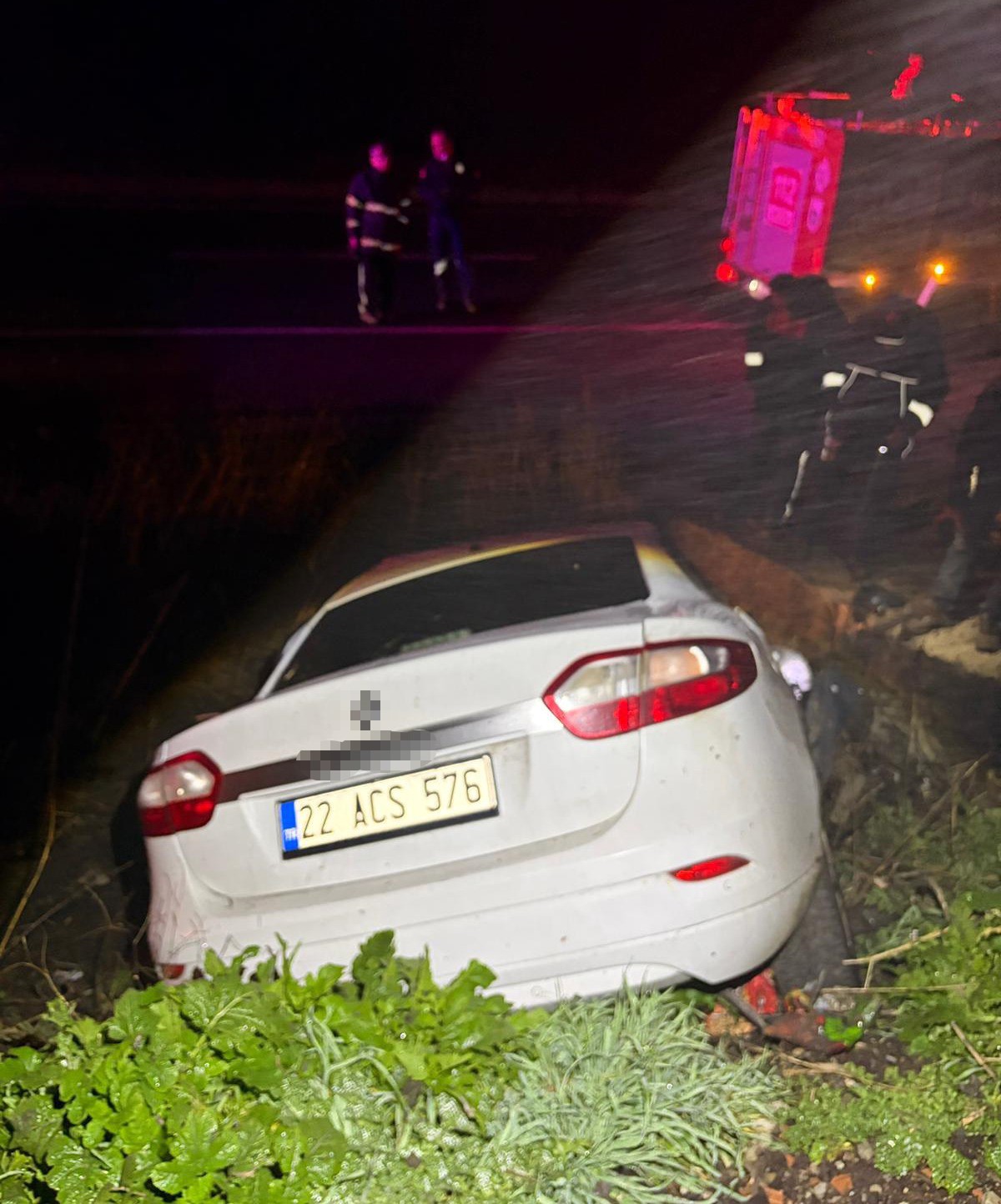 Otomobil Sarampole Uctu Kurtulan Olmadi Ekipler Olay Yerinde Aci Manzarayla Karsilasti (2)