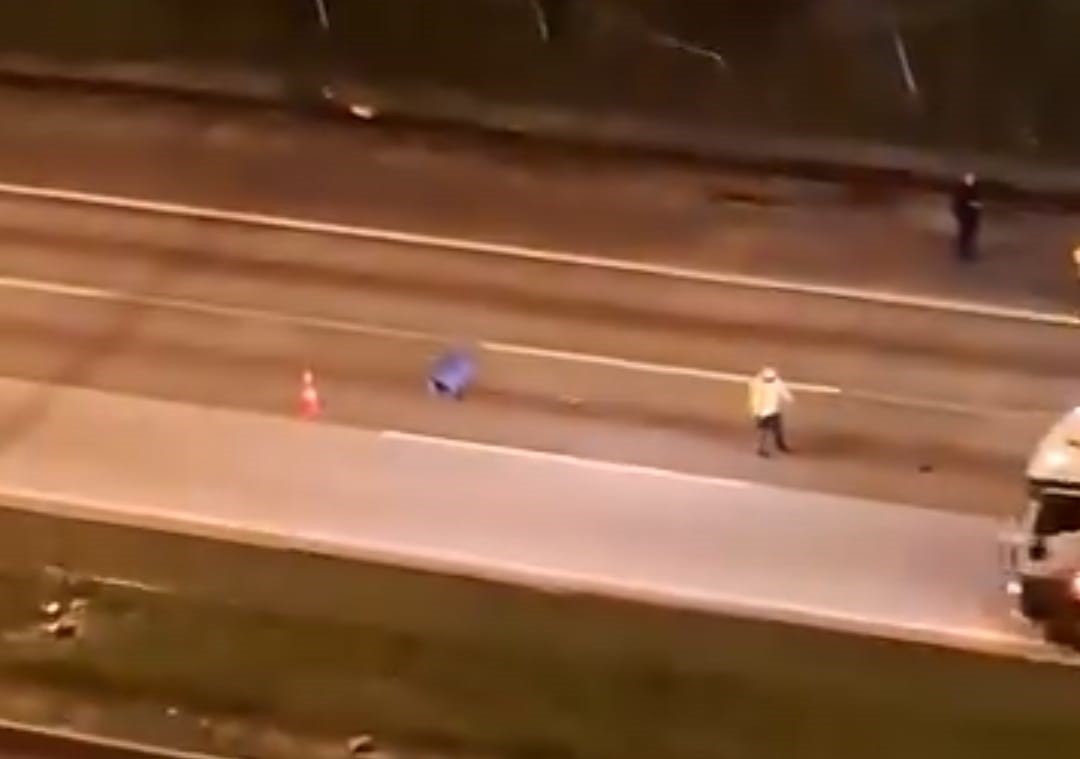 Otoyol Kan Gölüne Döndü! Yaya Tırın Altında Can Verdi (2)