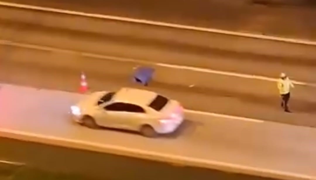 Otoyol Kan Gölüne Döndü! Yaya Tırın Altında Can Verdi (3)