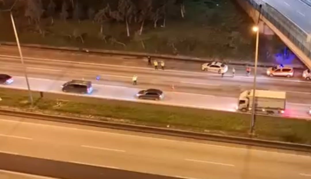 Otoyol Kan Gölüne Döndü! Yaya Tırın Altında Can Verdi (4)