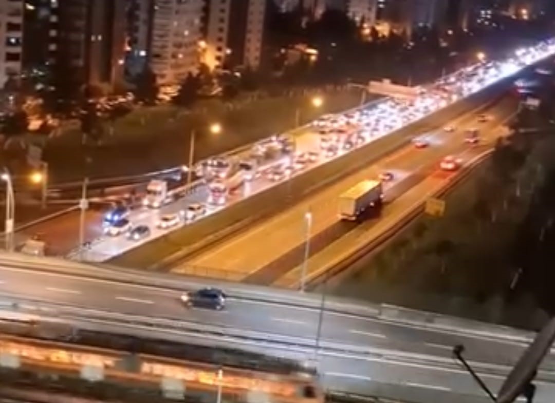 Otoyol Kan Gölüne Döndü! Yaya Tırın Altında Can Verdi (5)