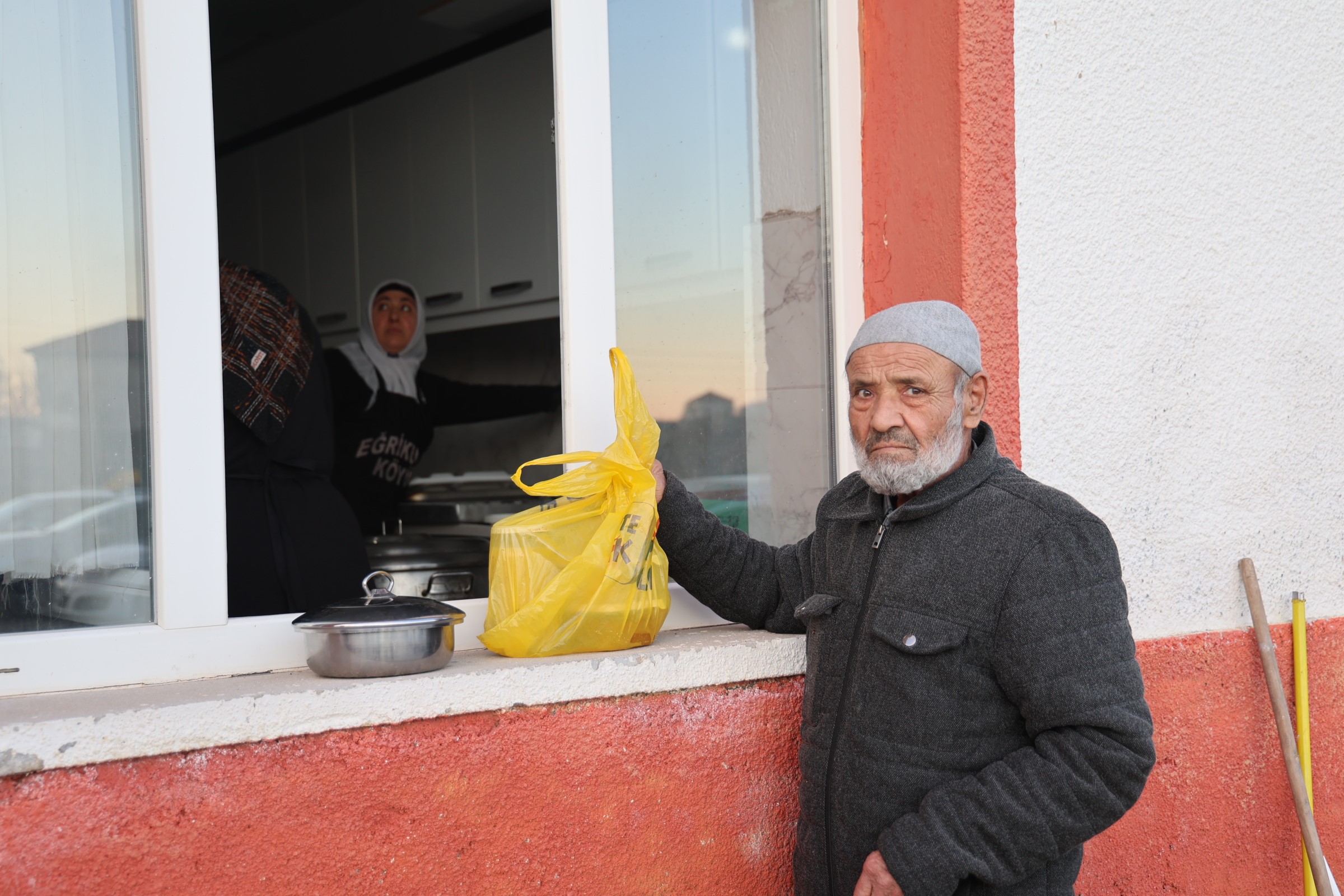 Pandemide Basladi Gelenek Oldu Evde Tencere Kaynamiyor Koy Halki Iftarini 5 Yildir Top (2)