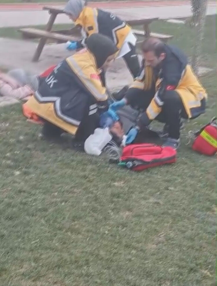 Parkta Dehset Tartistigi Esini Vurdu Ardindan Ayni Silahla Kendini Vurdu (1)-1