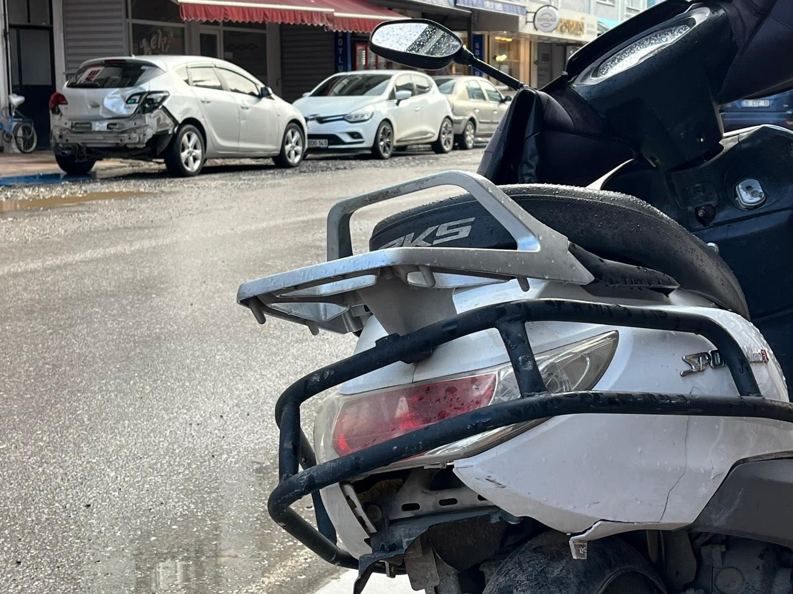 Pastanenin Önünde Korku Dolu Anlar! Şekeri Düşen Sürücü Kaldırıma Daldı (3)