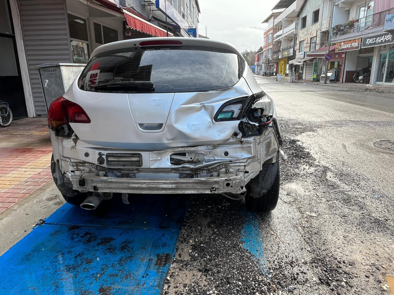 Pastanenin Önünde Korku Dolu Anlar! Şekeri Düşen Sürücü Kaldırıma Daldı (4)