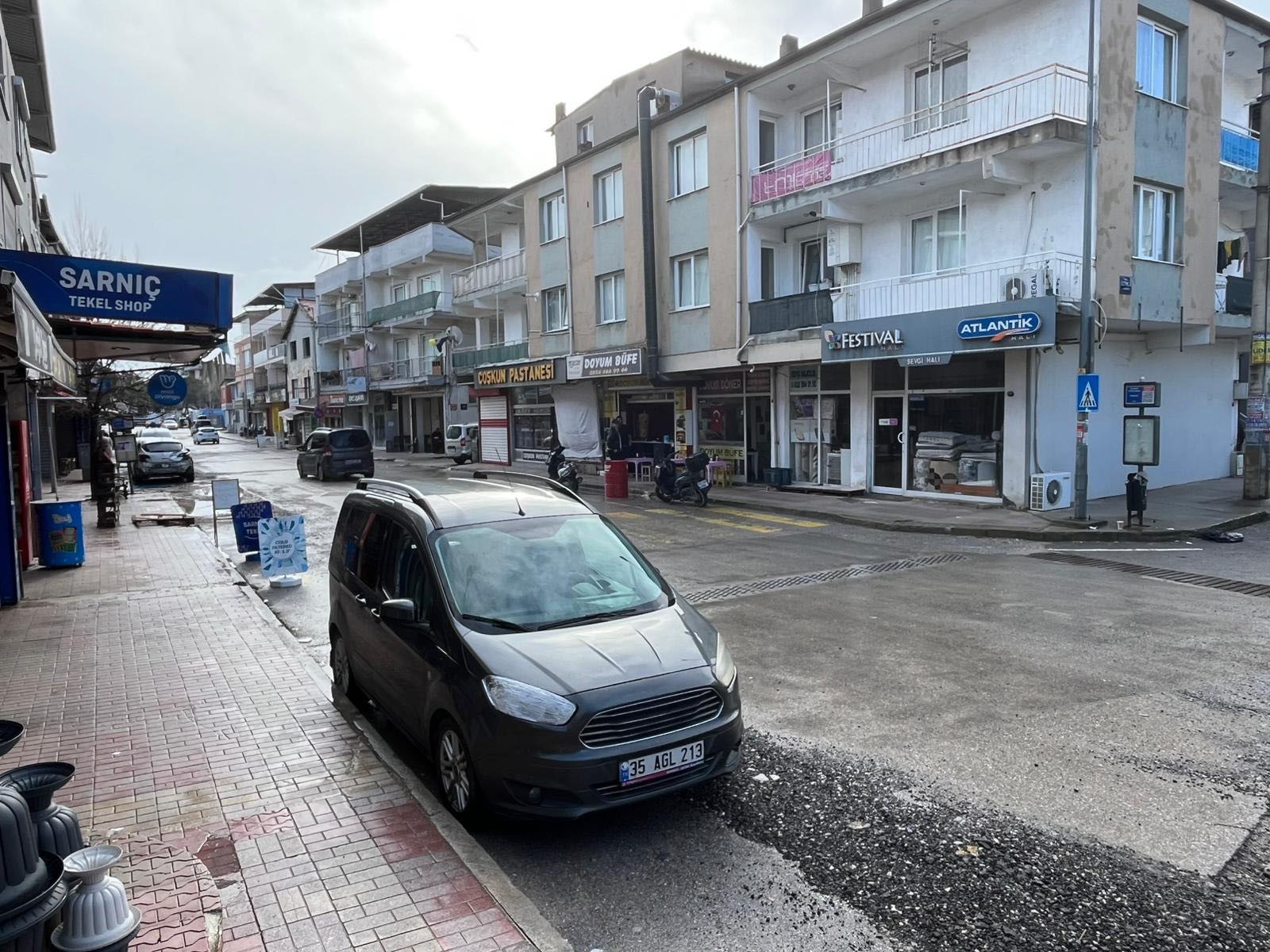 Pastanenin Önünde Korku Dolu Anlar! Şekeri Düşen Sürücü Kaldırıma Daldı (5)