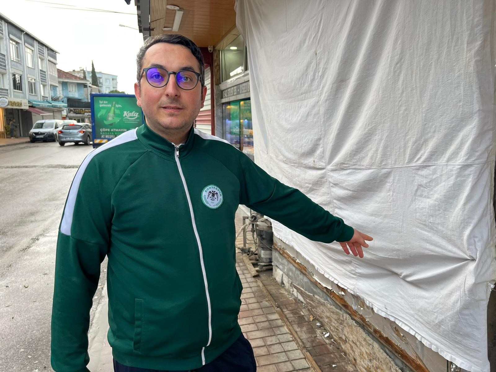 Pastanenin Önünde Korku Dolu Anlar! Şekeri Düşen Sürücü Kaldırıma Daldı (6)